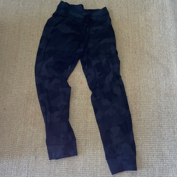 Studio joggers lululemon, like new condition. May have worn once. Size 2 - Picture 1 of 2